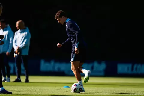 بعد إصابة كوناتي.. منتخب فرنسا يستدعي بافارد لمواجهة أيسلندا